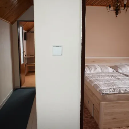 Nyaraló Domcek Anna *