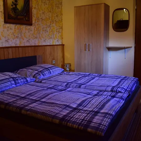 Domcek Anna Nyaraló