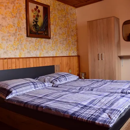 Domcek Anna Nyaraló *